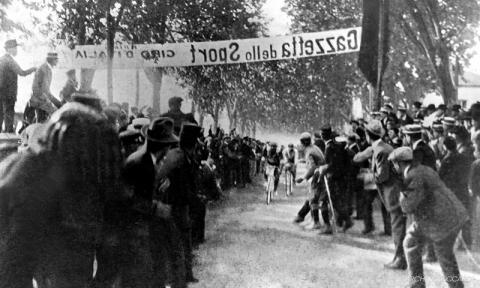 1909. Giovanni Rossignoli vince la tappa appenninica da Chieti a Napoli del primo Giro d’Italia.